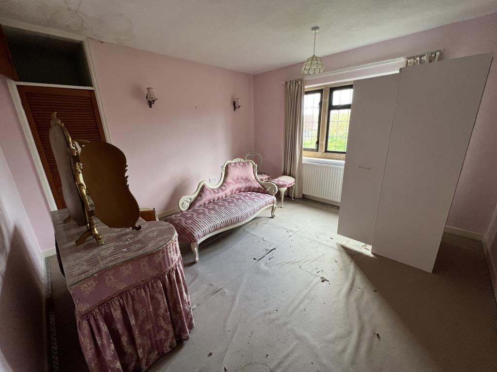 Lot: 143 - WATER-DAMAGED DETACHED PROPERTY FOR REFURBISHMENT - General view of bedroom2